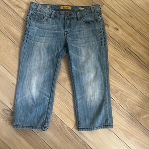 MEK DNM LIGHT BLUE DISTRESSED EMBROIDERED CAPRI JEAN. Size 27